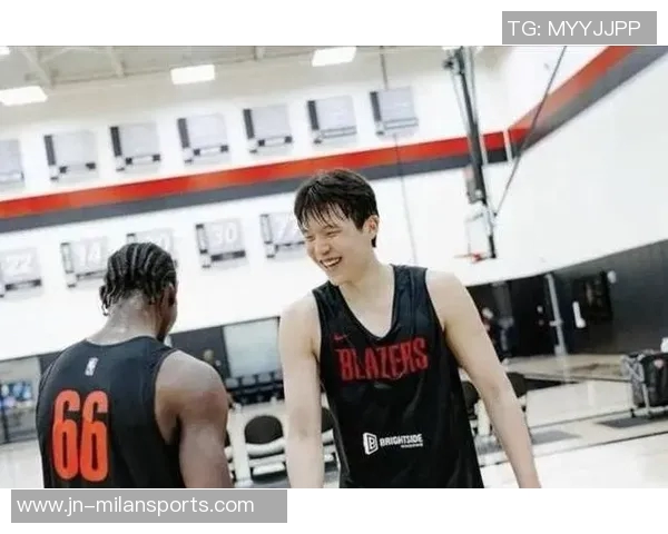 杨瀚森连续三场未能上场比赛仍在替补席上等待机会