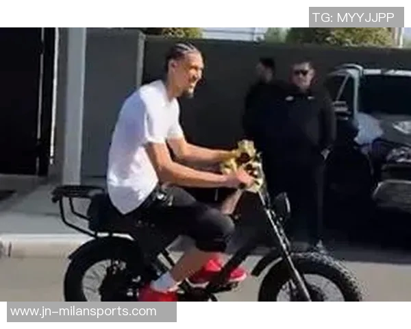 东契奇调侃海斯骑车太危险呼吁大家佩戴头盔安全出行